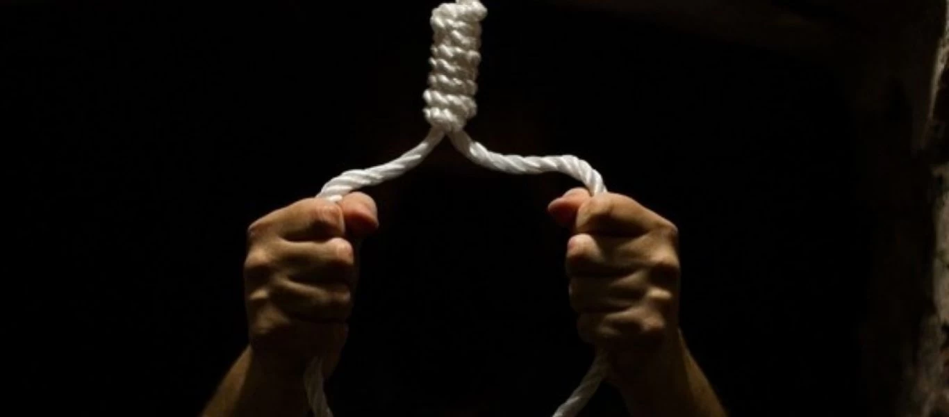 Λαμία: Άντρας αυτοκτόνησε σε κοινή θέα στο κέντρο της πόλης - Κρεμάστηκε σε μπαλκόνι